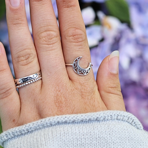 925 Sterling Silver Crescent Moon Ring in Sizes 5-10 - Picture 11 of 13